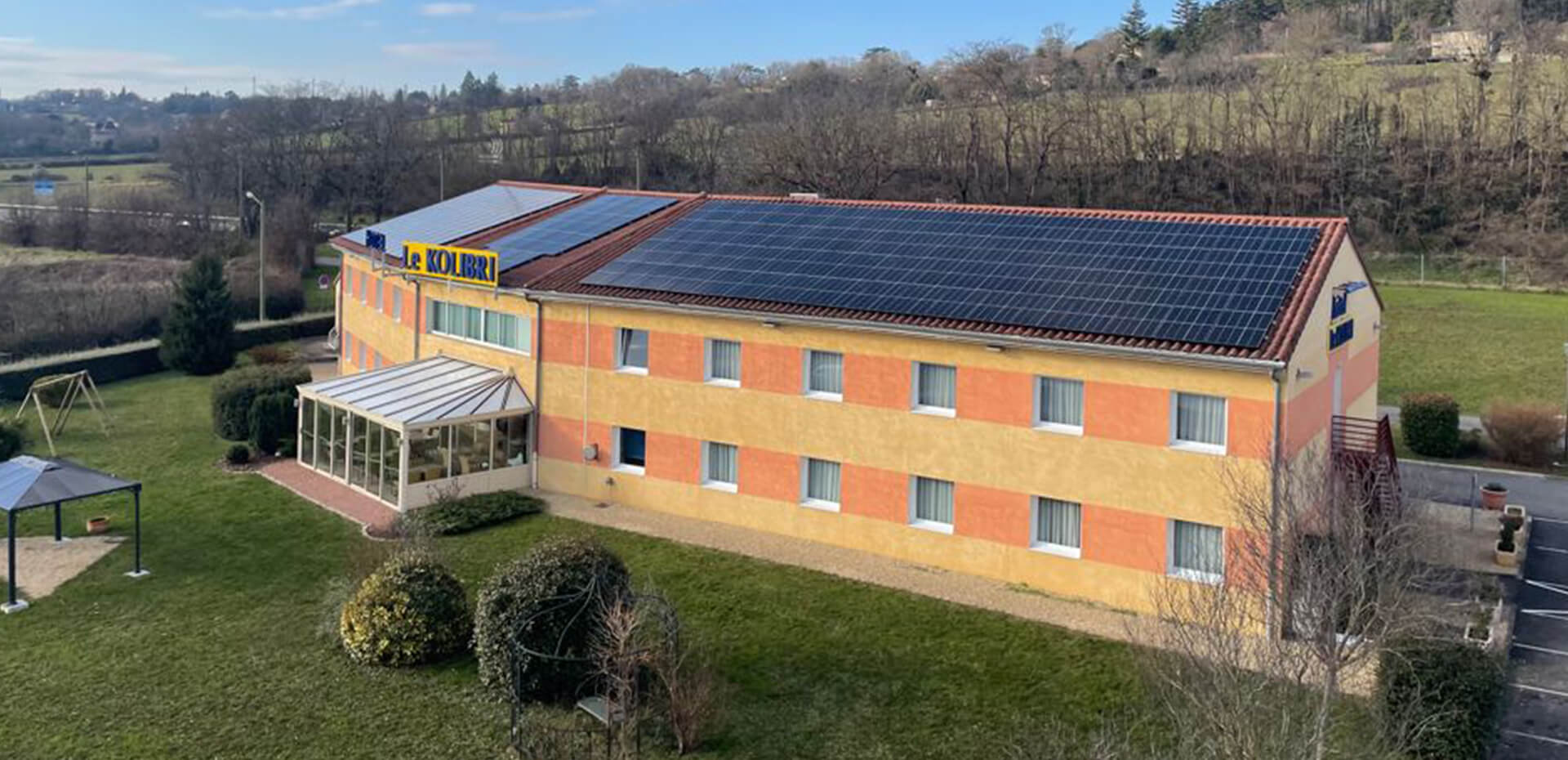 hotel-le-kolibri-tournus-installation-panneaux-photovoltaiques
